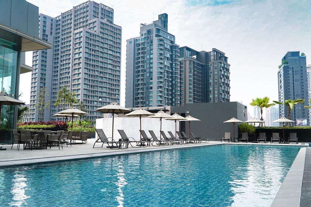Hotel Nikko Bangkok Extérieur photo The swimming pool at the 10th floor of the complex
