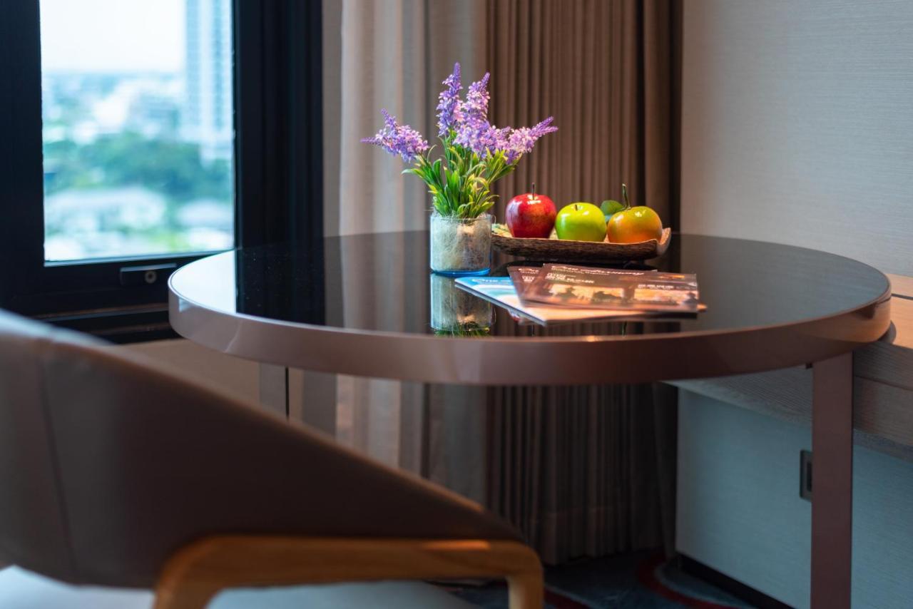 Hotel Nikko Bangkok Extérieur photo A table with a fruit bowl