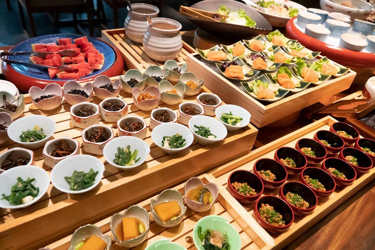 Hotel Nikko Bangkok Extérieur photo A selection of Japanese cuisine at a buffet